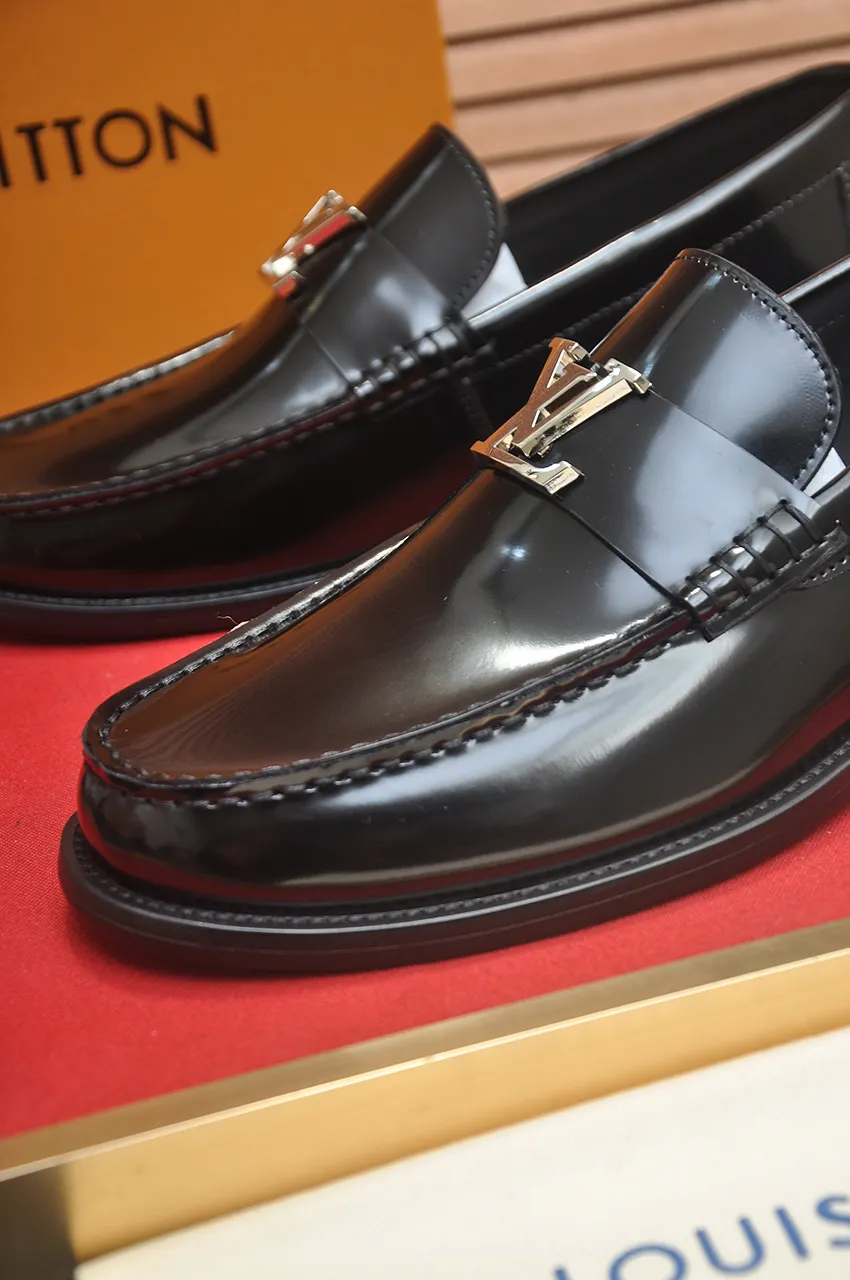 Men's men's shoes 💰560💶 [LV] (original single cowhide lining) 🍀LV's latest genuine leather business suit shoes are launched simultaneously on the official website. The first-layer cowhide imported from Italy is made of heavy gold, 💥1:1 rubber outsole from the official website. Versatile to wear, high-end without losing class, and the color combination is extraordinary. This four-season style is alluring when worn on your feet, showing off your big-name flair. Standard code 38-44 (45 customized)